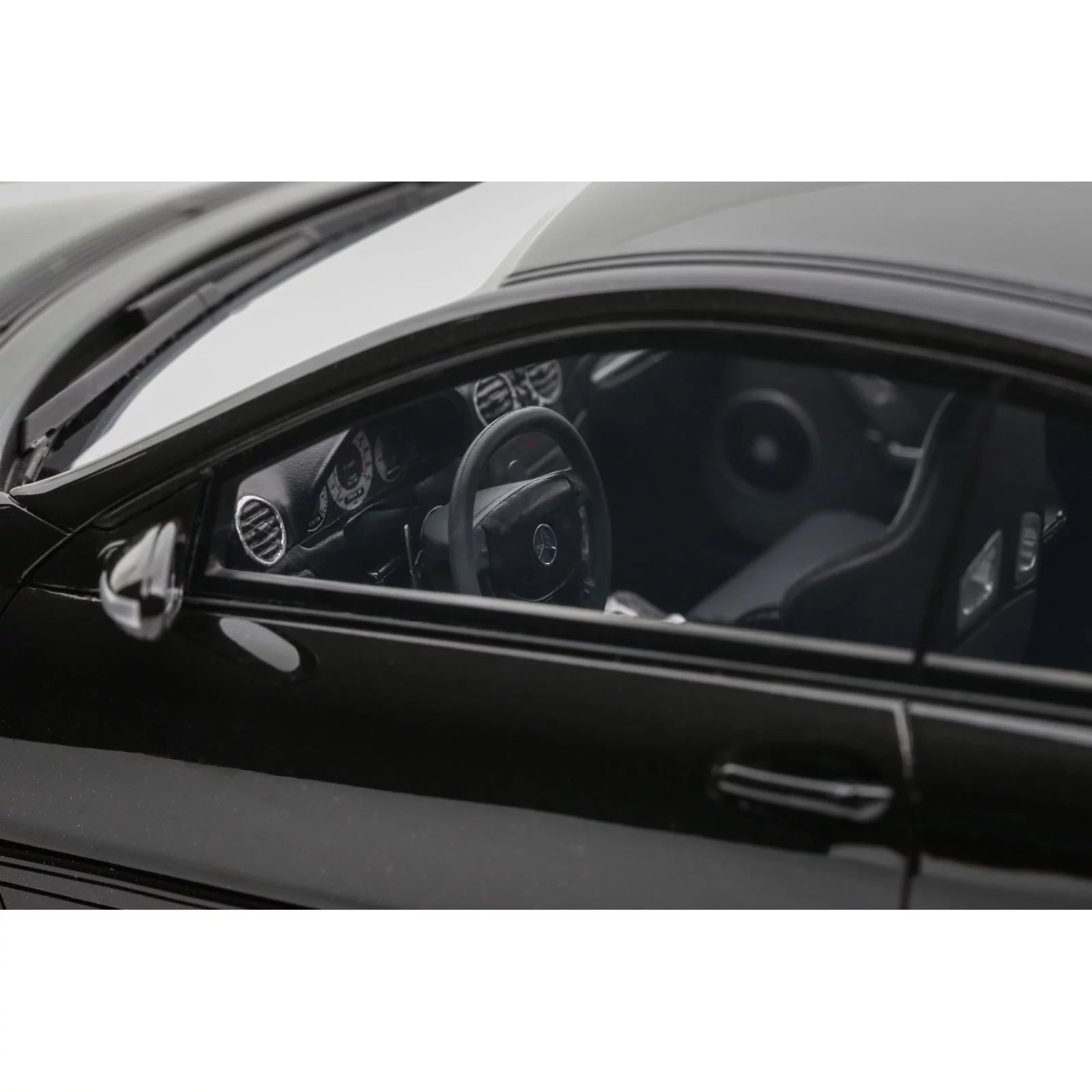 1/18 OttoMobile Mercedes-Benz C209 CLK DTM AMG Coupe Obsidian Black Metallic 2004