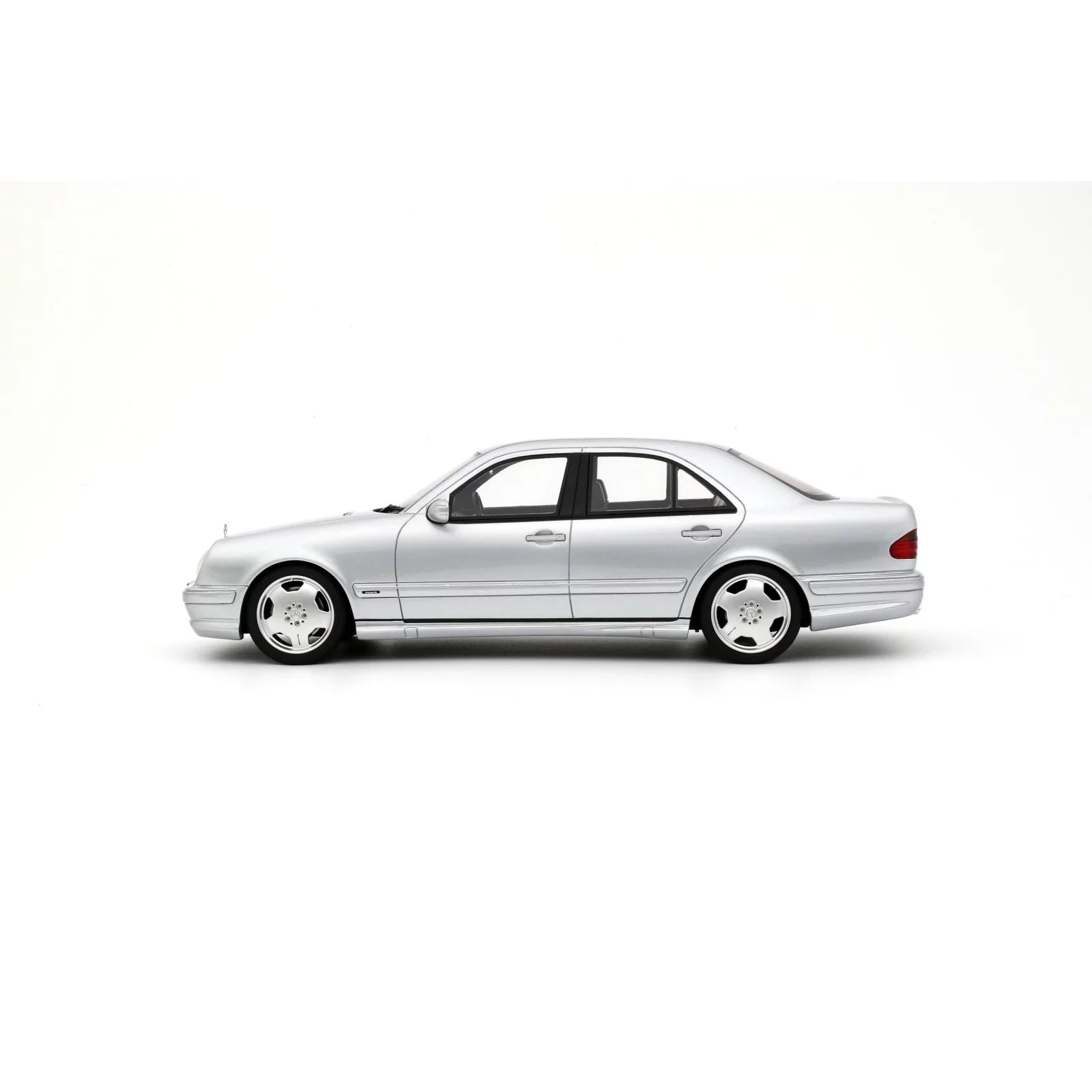 1/18 OttoMobile Mercedes-Benz E55 AMG W210 Brilliant Silver 744 2001