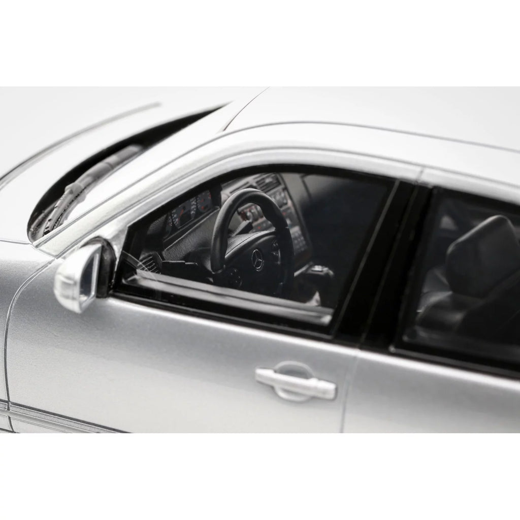 1/18 OttoMobile Mercedes-Benz E55 AMG W210 Brilliant Silver 744 2001