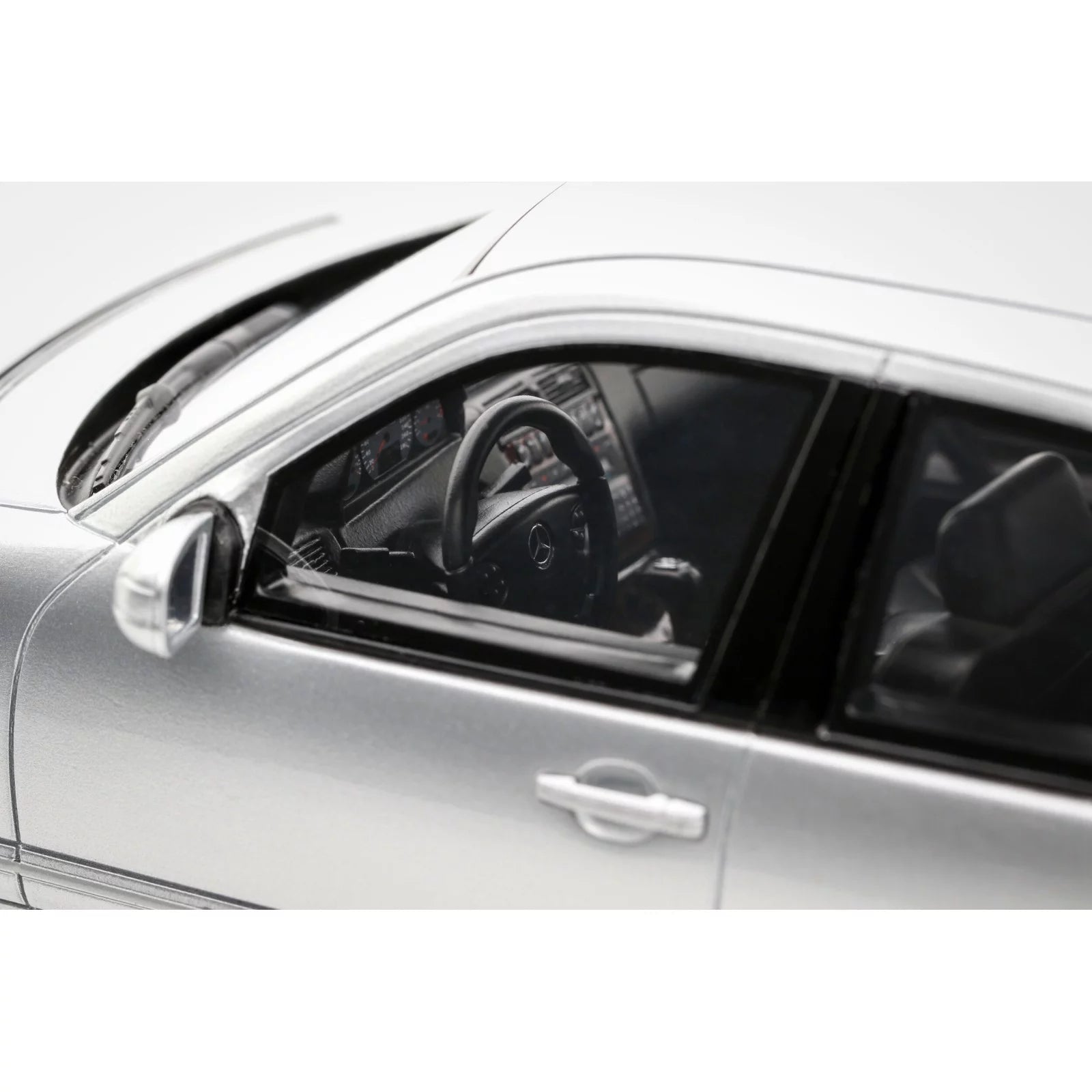 1/18 OttoMobile Mercedes-Benz E55 AMG W210 Brilliant Silver 744 2001