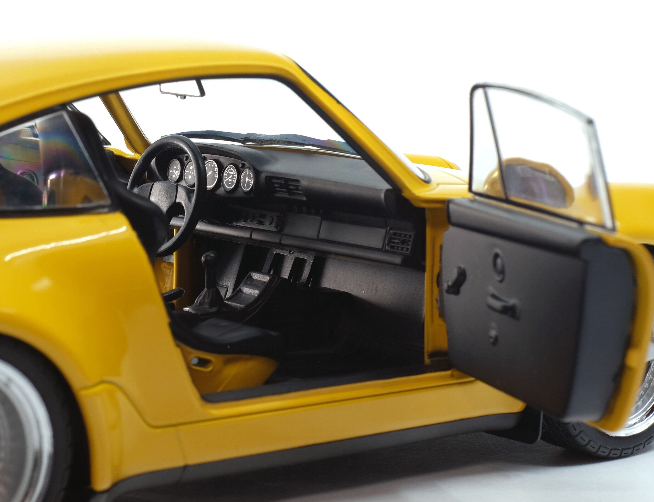 1/18 Solido Porsche 911 (964) Carrera 3.8 RS – Jaune Vitesse – 1990