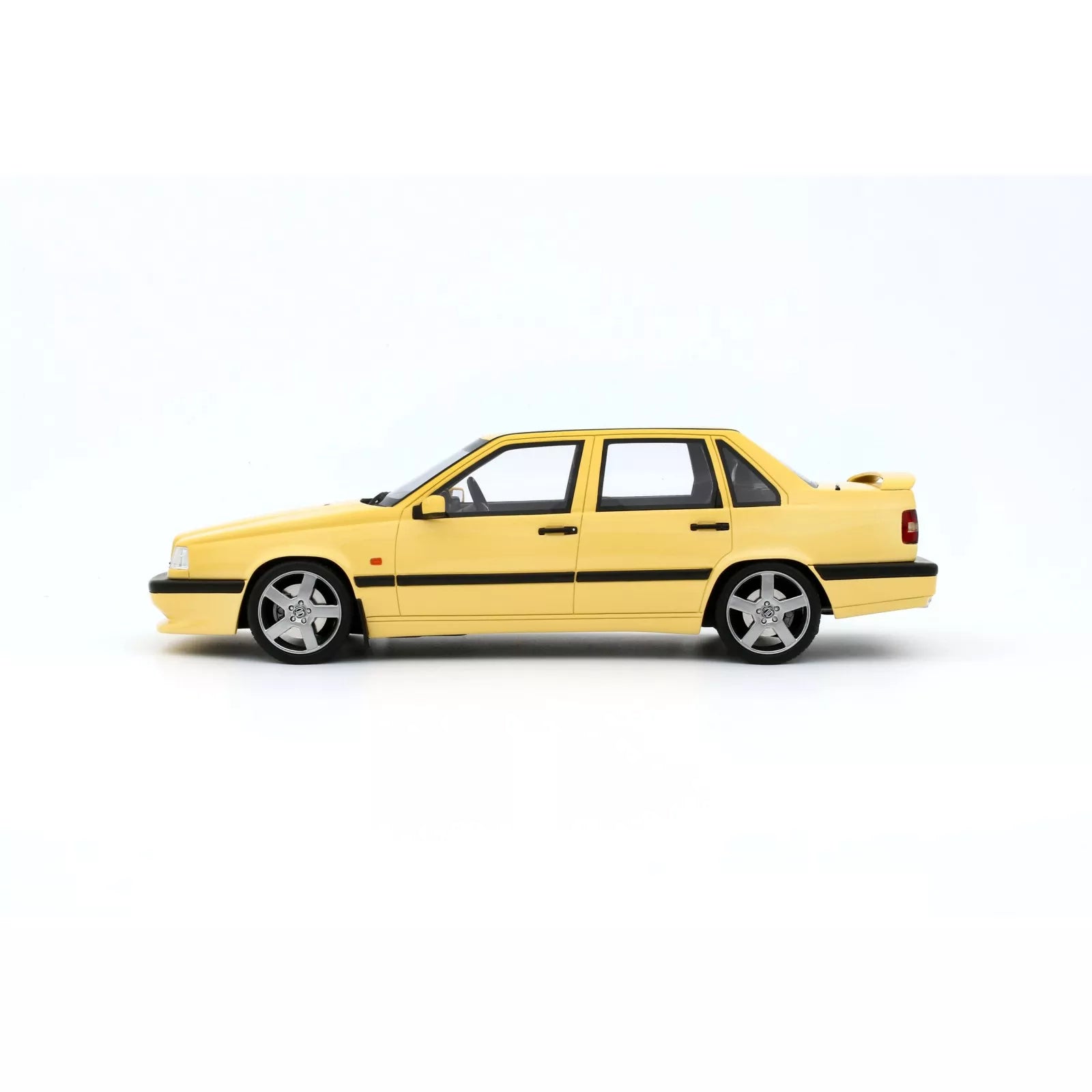1/18 OttoMobile Volvo 850 T-5R Cream Yellow 1996