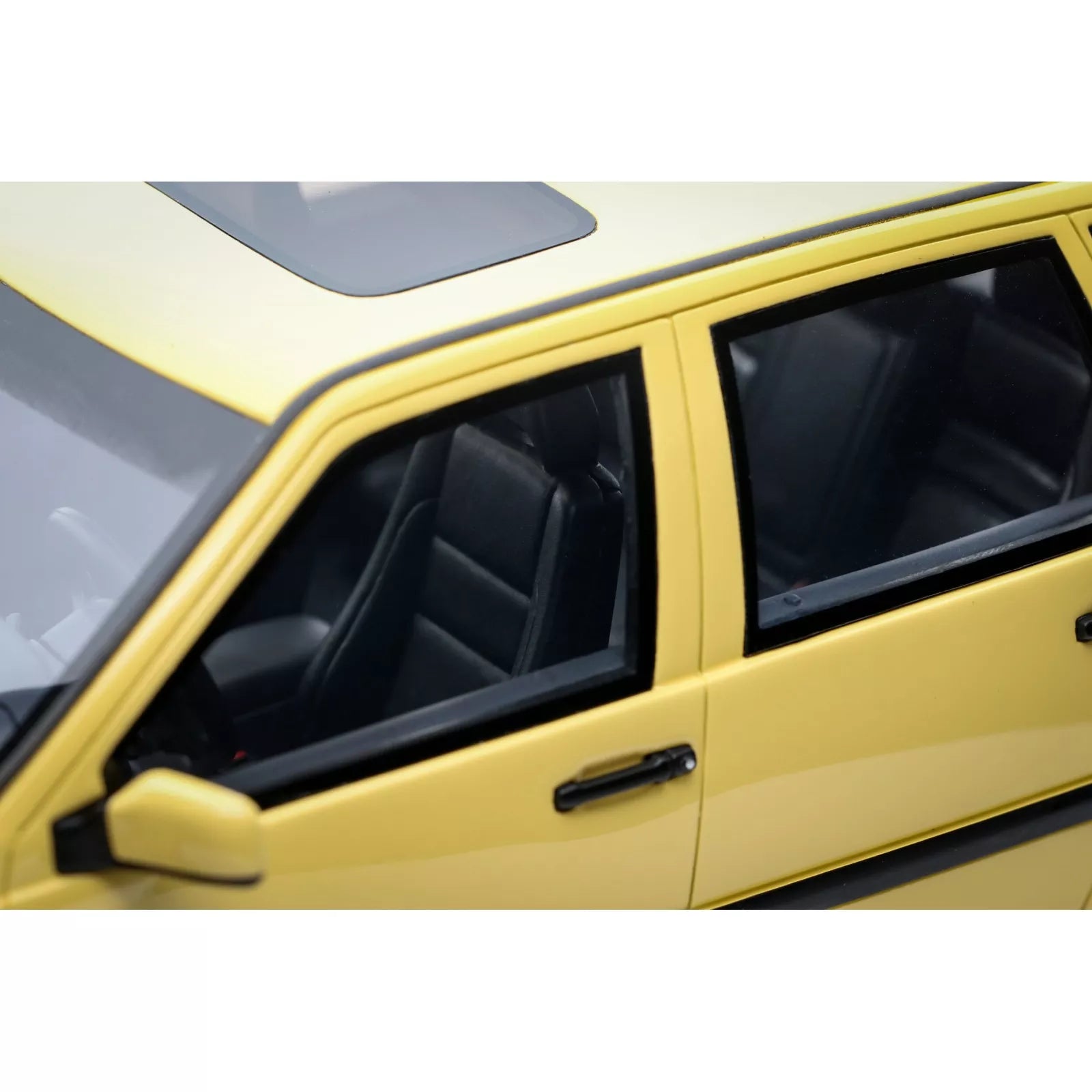 1/18 OttoMobile Volvo 850 T-5R Cream Yellow 1996